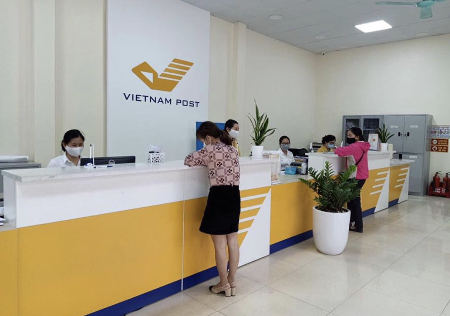 Khách hàng sử dụng dịch vụ của bưu điện huyện Bình Chánh